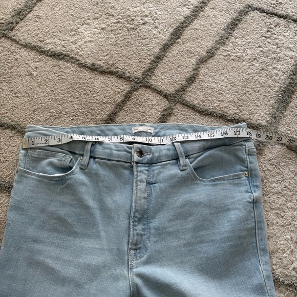 Good American Good Legs Flare Light Wash Jeans
Fray Hem H740 Wide Leg 15 / 34 - Picture 7 of 12